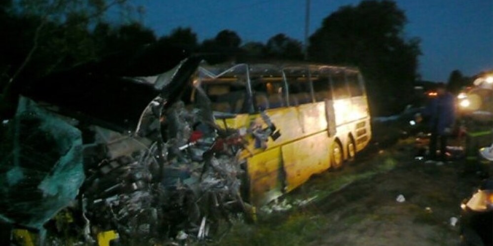 После столкновения экскурсионного автобуса Рига-Москва с автобусом, ехавшим в Санкт-Петербург, первый съехал в кювет