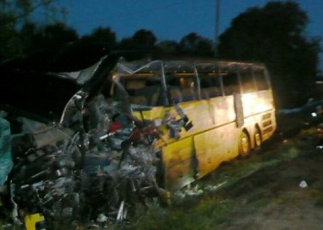 Автобус из Риги разбился на трассе Москва-Рига: восемь жертв (дополнено)