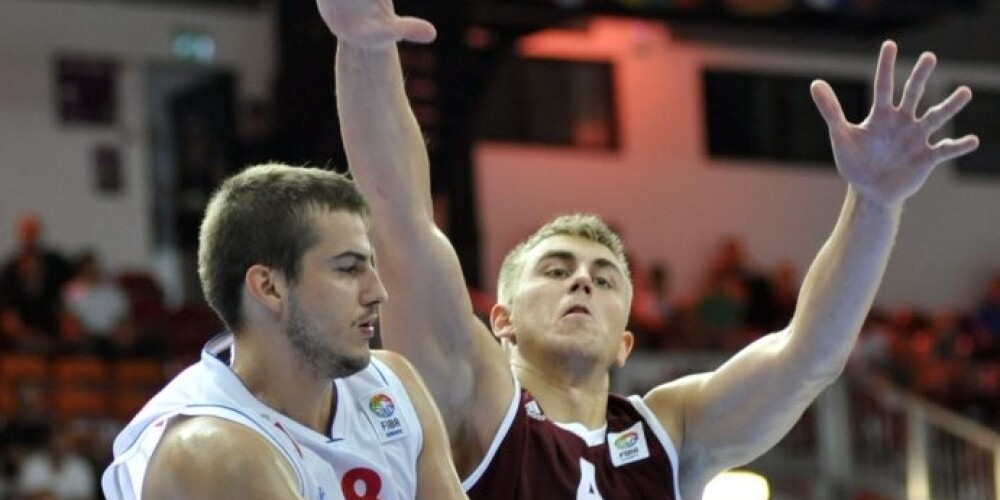 Latvijas basketbola izlase saspringtā cīņā zaudē Serbijai