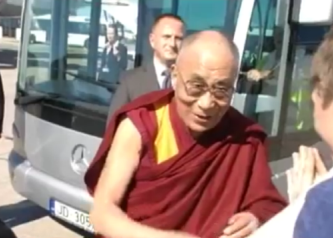 Rīgā ieradies Dalailama, viņu sagaida tikai pāris cilvēku. VIDEO