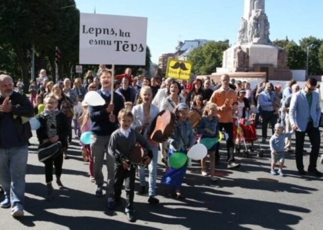 Latvijā svin Tēva dienu. Apsveic savu tēti!