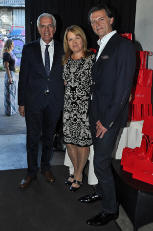 Marc Cain firmas direktors Norberts Loks (no kreisās) ar zīmola pārstāvniecības Latvijā uzņēmuma Neo Prim vadītājiem Māri un Daci Merginiem.