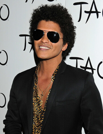 Bruno Marsa izraudzīšanās izpelnījās nopēlumu no vairāku Ņujorkas mediju puses, kuri uzstāja, ka atrodami gana daudzi talantīgi Ņujorkā vai Ņūdžersijā uzauguši mūziķi.