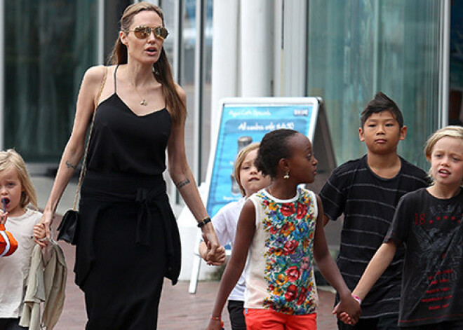 Джоли отправилась на прогулку без бюстгальтера