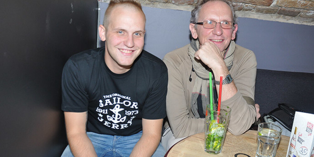 Vokālais pedagogs Edgars Kramiņš ciemojās pie dēla Jēkaba, kluba „Baseins” atklāšanā.