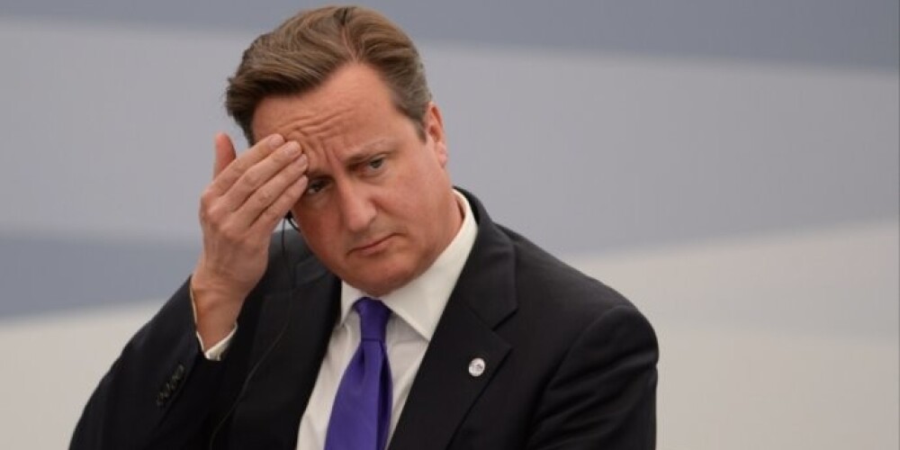 Попутчик премьера опубликовал фотографию на который изображен так называемый красный чемоданчик (red box) с надписью "премьер-министр", оставленный без присмотра