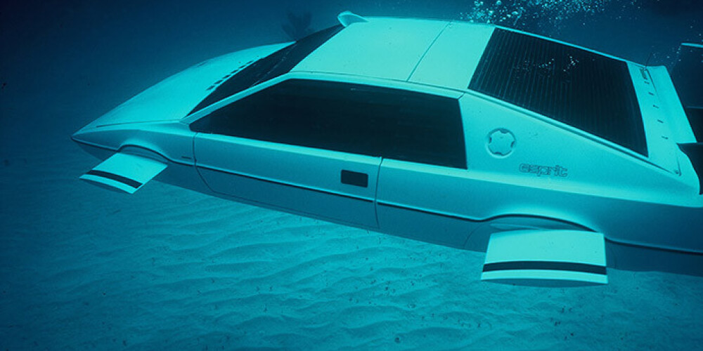 Džeimsa Bonda zemūdens mašīna izsolīta par 550 000 mārciņu. FOTO