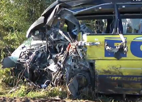 Naktī uz sestdienu Pleskavas apgabalā traģiskā avārijā iekļuva Rīgas – Maskavas pasažieru autobuss. Negadījumā bojā gāja astoņi cilvēki, daudzi nokļuva slimnīcā. Avārijā cieta arī kāda māte ar bērnu, kuriem tagad nav naudas, lai samaksātu par ārstēšanos.