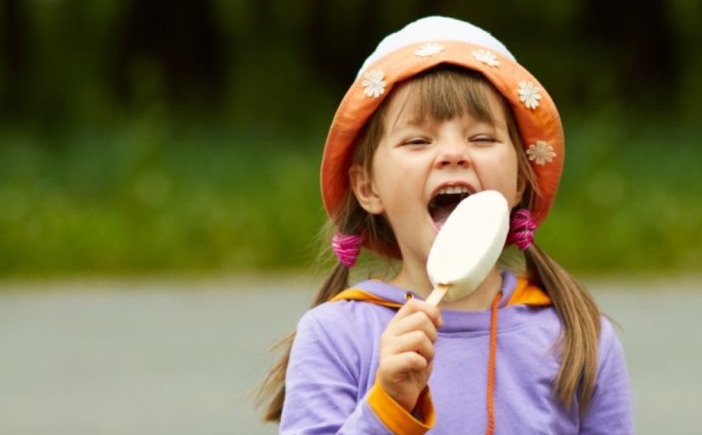 Children like sweets. Девочка с мороженым. Мороженое для детей. Девочка ест мороженое. Кушать мороженое.