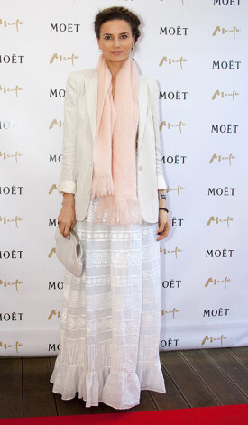 Ja godīgi, šis baltais komplekts un asimetriskā frizūra man nepatīk. Tas ir pilnīgs ekspromts, jo pasākumu ar baltu dreskodu izlēmām apmeklēt pēdējā mirklī. Chloé žakete bija vienīgais izstrādājums, ko puslīdz veiksmīgi izdevās pieskaņot baltajai Red Valentino kleitai.