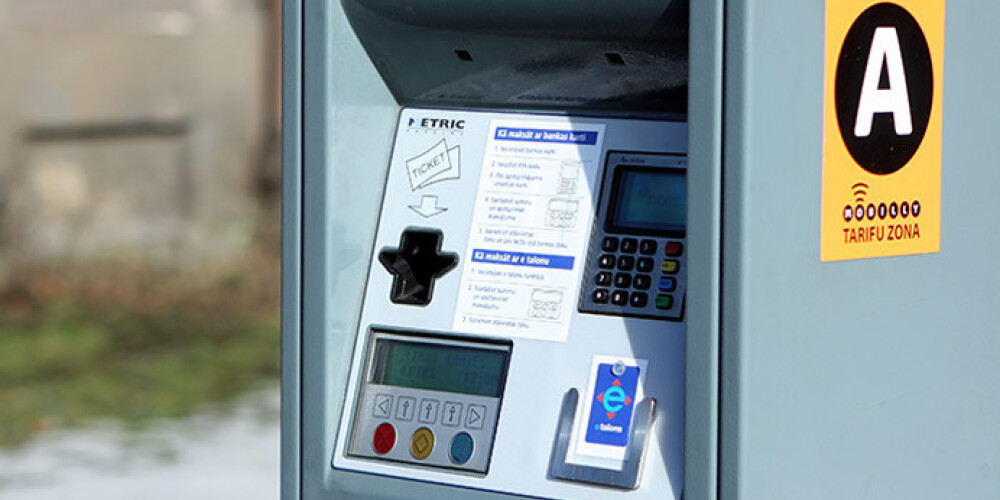 Rīgas pašvaldība aprēķinājusi, cik būs jāmaksā par autostāvvietu no 1. janvāra, kad pāriesim uz eiro – lati un santīmi precīzi pārrēķināti eiro un eirocentos. Tādēļ maksa ne vienmēr ir noapaļota un cenrādī sastopamas arī tādas summas kā 1,14, 1,71, 2,28 un 7,11 eiro.