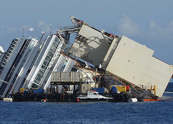 "Costa Concordia" sver tikpat daudz, cik Titāniks. Sākas tā izcelšana. FOTO