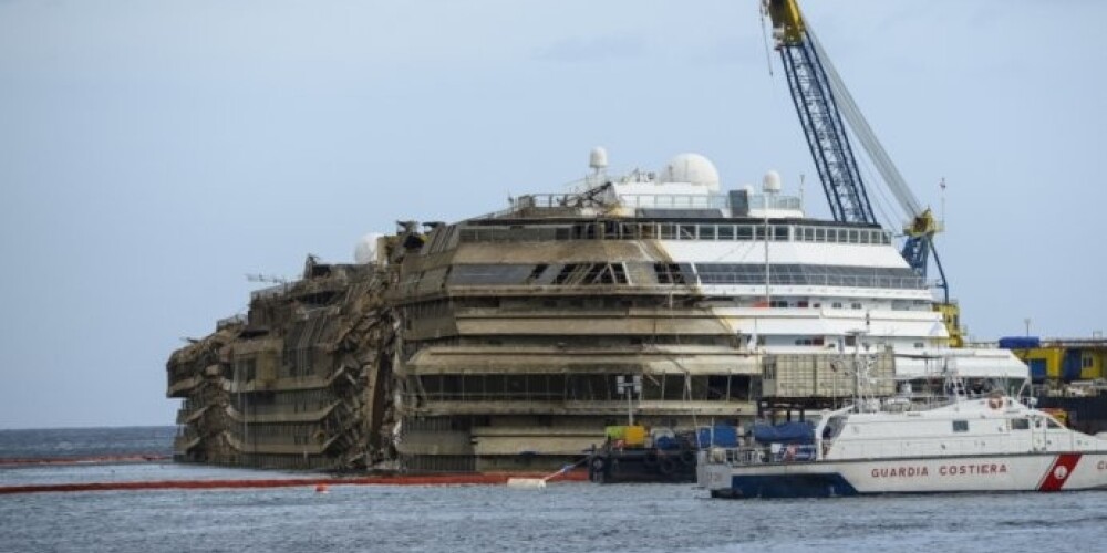 Kuģis "Costa Concordia" tiks sagriezts tikai nākamā gada pavasarī. FOTO