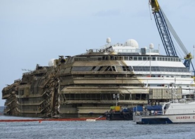 Kuģis "Costa Concordia" tiks sagriezts tikai nākamā gada pavasarī. FOTO