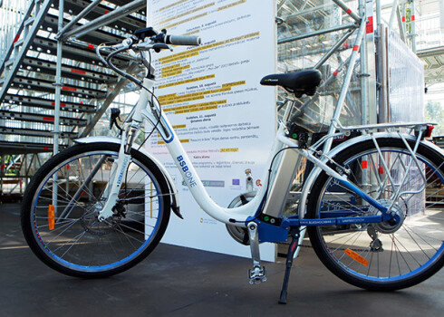 Nils Ušakovs  ir pirmais Baltijas valstu galvaspilsētu mērs, kurš savai mobilitātei testēs elektrovelosipēdu.