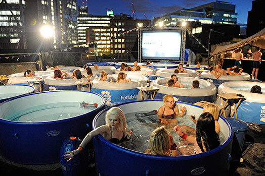 Обыкновенный сеанс в Hot Tub Cinema