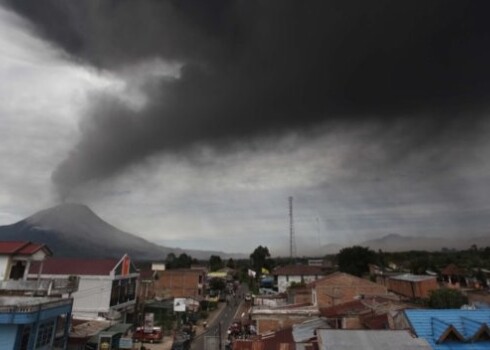 Индонезия: более 15 тыс человек покинули дома из-за извержения вулкана