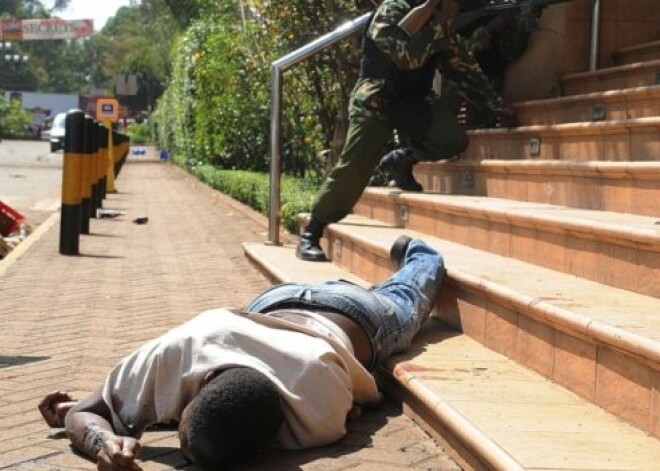 Turīgo slāņa iecienītā lielveikalā Nairobi nošauj 30 cilvēkus. FOTO