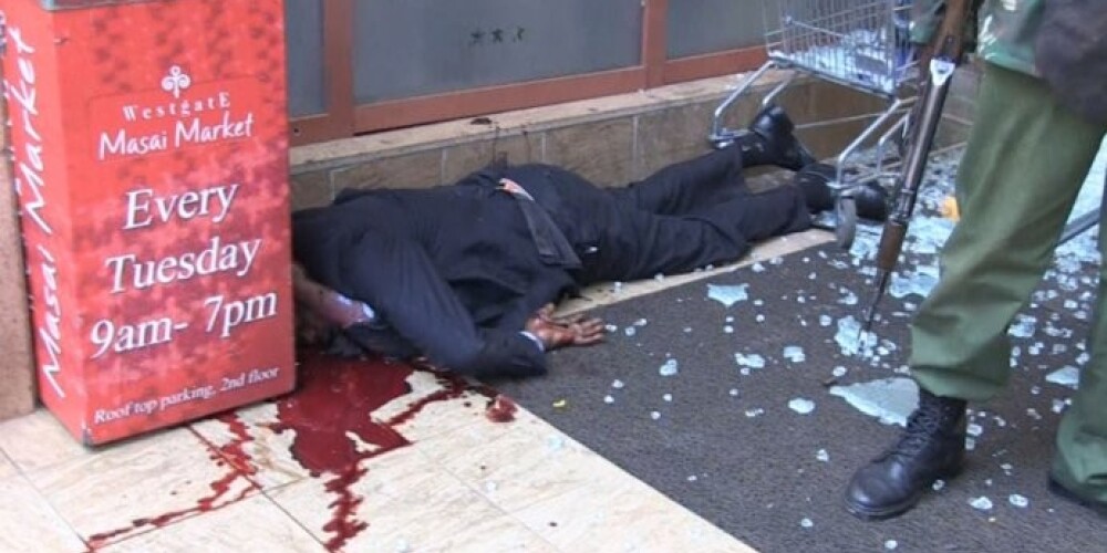 Islāmisti draud nogalināt visus cilvēkus veikalā Kenijā; jau 68 mirušie. FOTO