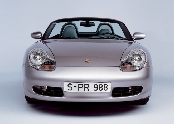 Porsche Boxster. Šoreiz auto ar 16 gadu pieredzi no tālā 1996. gada. Apmēram 30 procenti detaļu šajā automobilī patapinātas no Porsche 911.