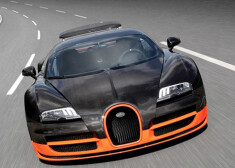 Bugatti Veyron. Dienas gaismu ieraudzīja 2005. gadā un tika atzīts par ātrāko sērijveida automobili pasaulē. Pagājuši astoņi gadi, un Bugatti paši savu Veyron par ātrāko uzskata vēl arvien.