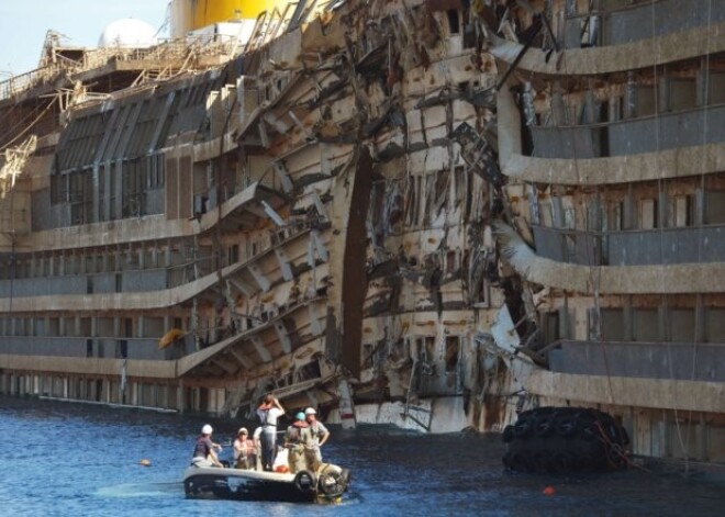 "Costa Concordia" pacelta, sākas bezvēsts pazudušo cilvēku meklējumi