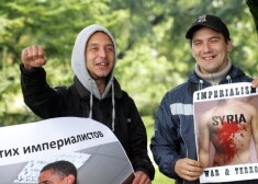 "Stāvam pie Francijas vēstniecības, jo tā bija viena no valstīm, kas balsoja par agresiju pret Sīriju," pamatoja piketa organizētājs Dmitrijs Aksejenkovs.