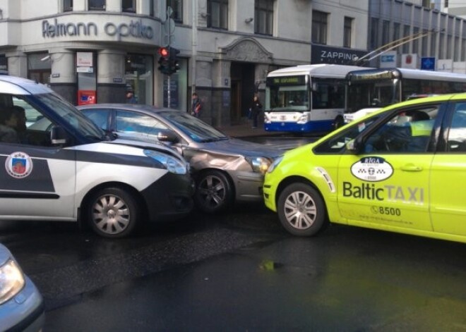 Policijas auto taranē taksometru un vieglo auto. FOTO