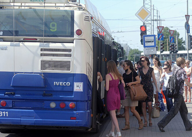 Ušakovs: lētākas biļetes rīdziniekiem ir solis uz bezmaksas sabiedrisko transportu Rīgā