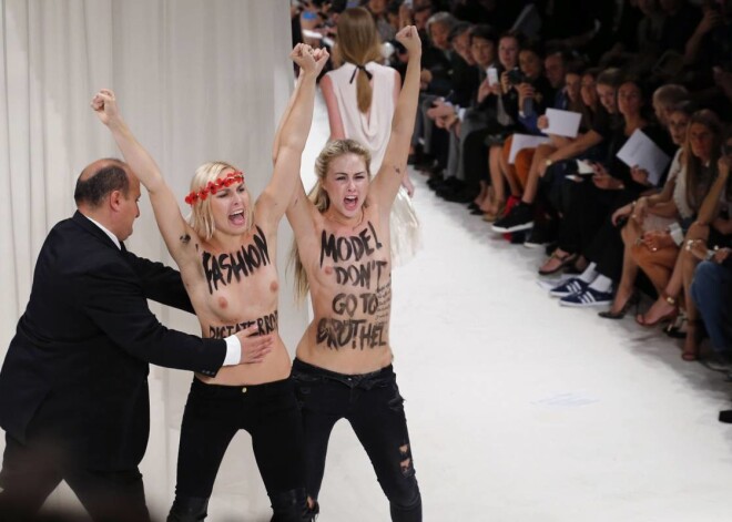 FEMEN aktīvistes ārdās uz mēles Parīzes modes nedēļā