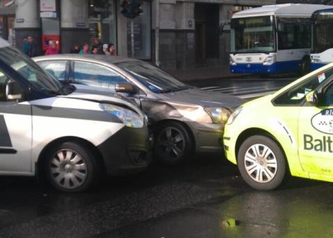 Trīs automašīnu sadursme Brīvības un Lāčplēša ielas krustojumā