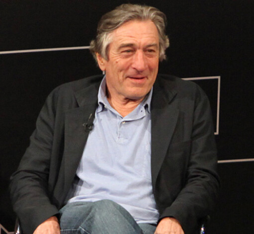 Seriālā De Niro atveidotais Ņujorkas advokāts Džeks Stouns aizstāv kādu pakistānieti, kurš apsūdzēts jaunas sievietes slepkavībā.