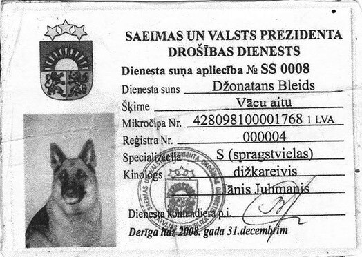 „No dienesta Džonatans Bleids atvaļinājās 2010.gadā kopā ar savu divkājaino pārinieku – dižkareivi Jāni Juhmani.