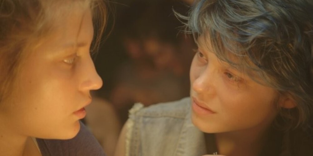 Latvijas kinoteātros rādīs Kannās godalgoto filmu par divu sieviešu mīlestību - "Zils ir vissiltākā krāsa"