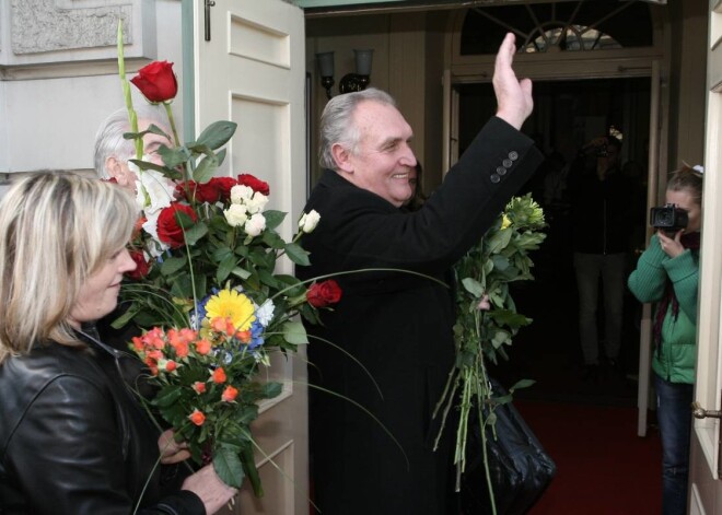 Uldi Dumpi jubilejā sveic nacionālā teātra kolēģi.