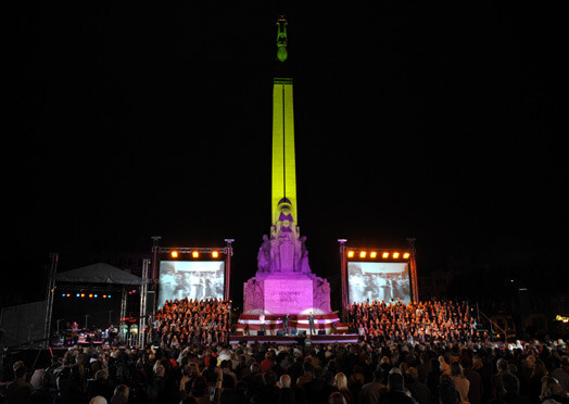 Sestdienas vakarā pie Brīvības pieminekļa tiks svinēta Latvijas Tautas frontes 25. gadadiena: dziedās Atmodas laika dziesmas, rādīs vēsturiskus kinokadrus, visi dalīsies atmiņās…