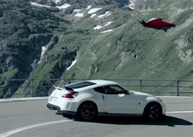 Pašnāvnieku salidojums: Nissan 370Z pret lidojošiem cilvēkiem. VIDEO