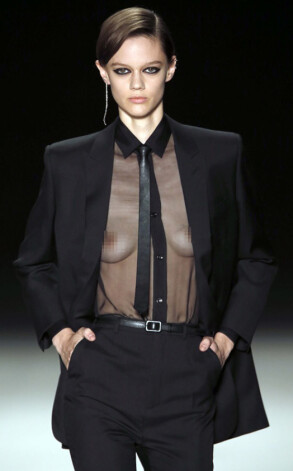Модель на показе Saint Laurent Paris на Неделе моды в Париже