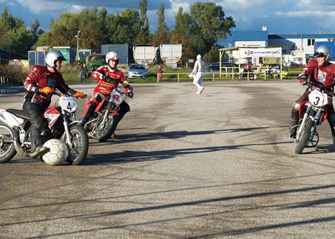 Sestdien Biķerniekos futbols uz motocikliem! FOTO