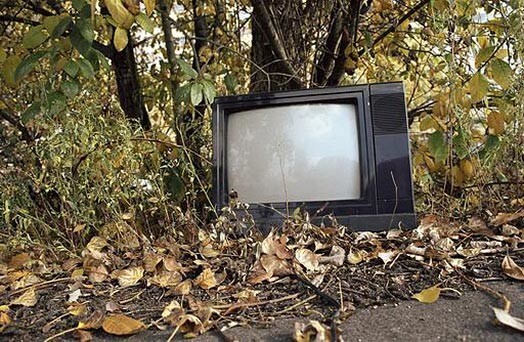 No plkst.19.45 "Cgates" skatītāji savu televizoru ekrānos redz paziņojumu: "No klientiem esam saņēmuši daudz sūdzību par to, ka pagājušajā piektdienā PBK pārraidē "Cilvēks un likums", iespējams, pārkāpti Lietuvas Republikas likumi.