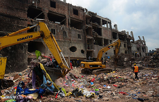 Sabrukusī Rana Plaza tekstilrūpnīca Bangladešā. Darbinieki par smieklīgu atalgojumu strādāja nedrošos apstākļos, kas noveda pie milzīgas traģēdijas.