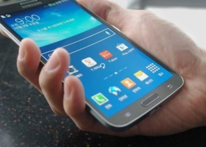 Samsung выпустила первый смартфон с изогнутым экраном. ВИДЕО