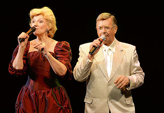 Ojārs Grīnbergs kopā ar savu uzticamo skatuves partneri Margaritu Vilcāni.