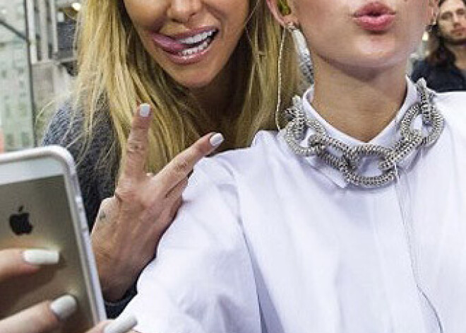 Mailijas Sairusas mamma lepojas ar plikumus rādošo meitu!!! FOTO