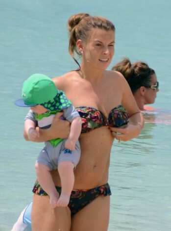 Futbolista Veina Rūnija sieva pirms nepilniem pieciem mēnešiem laida pasaulē dēliņu Kleju. Tagad ģimene atpūšas Barbadosā. Atpūtai pludmalē Kolīna izvēlējusies 140 latu vērtu bikini!