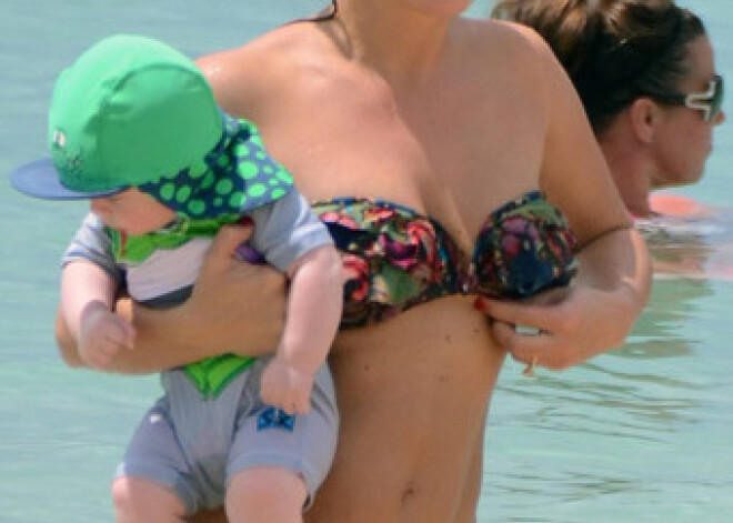 Futbolista sievai 140 latu vērts bikini! Slavenības pagarina vasaru. FOTO