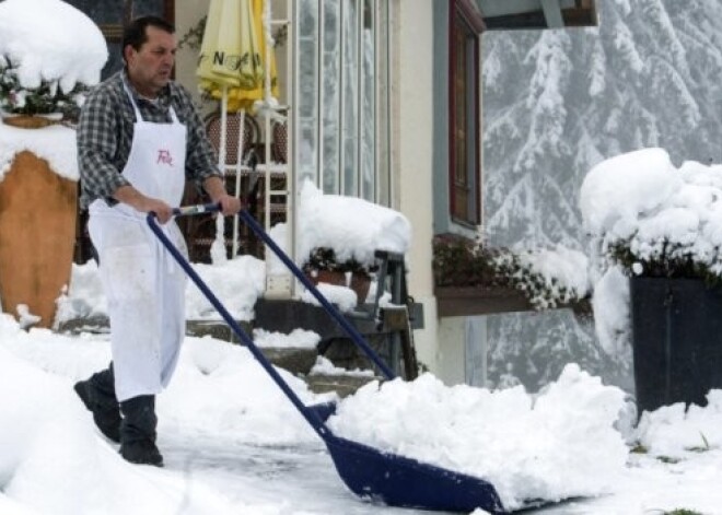 11. oktobrī Šveicē un Vācijā ļaudis jau šķūrē sniega kupenas. FOTO