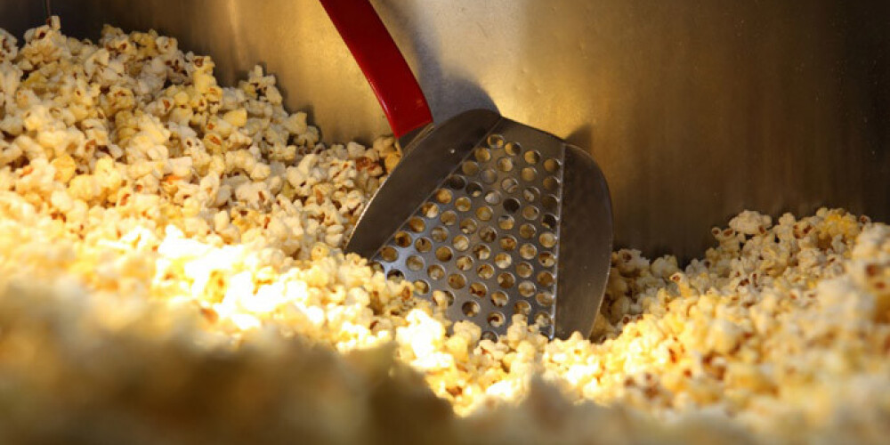 Pētījums: Popkorna ēšana novērš uzmanību no reklāmām kinoteātros
