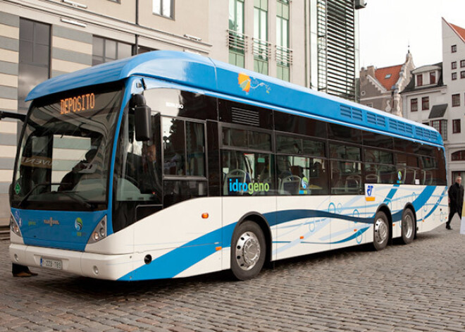 Rātslaukumā varēja iepazīties ar ūdeņraža autobusu. FOTO