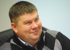 Сегодня латвийская политика напоминает вязкое болото, передвигаться по которому можно с большим трудом, считает Калвитис
